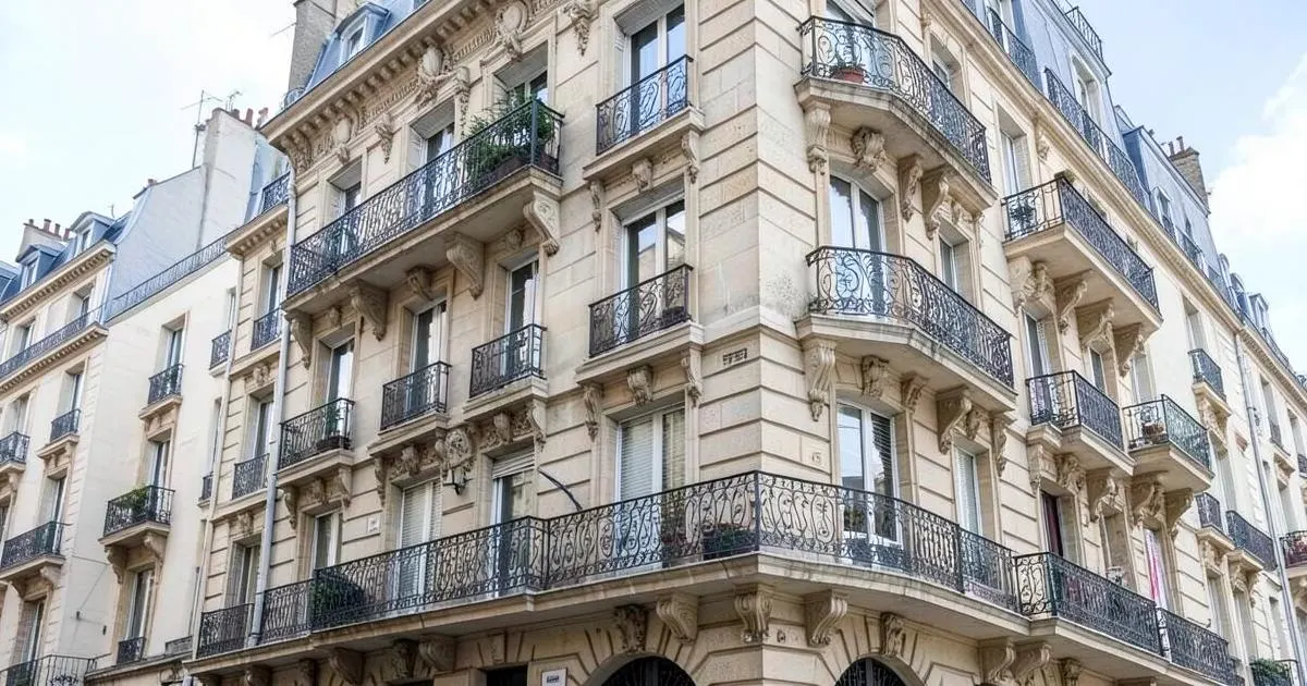 Façades d’immeubles anciens du centre-ville à Toulon